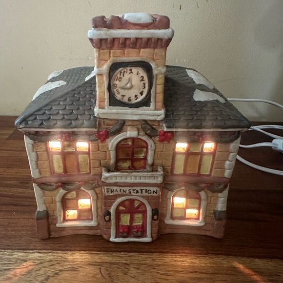 Winter Valley Cottages Christmas Village Lighted Train Station Porcelain In Box - Picture 2 of 12